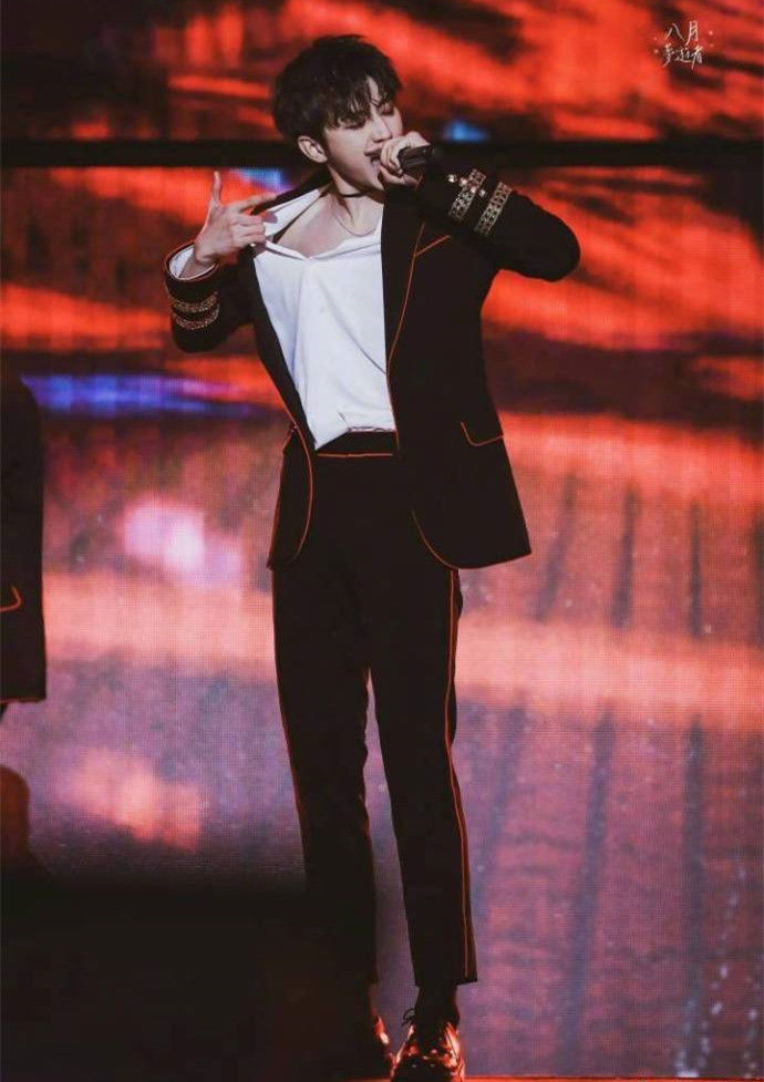 ninepercent粉丝见面会:蔡徐坤大长腿抢镜,朱正