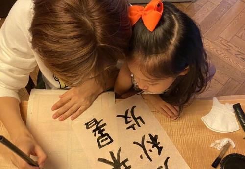 孙俪称赞女儿就像好闺蜜！一起写毛笔字的母女俩，画面简直太美好