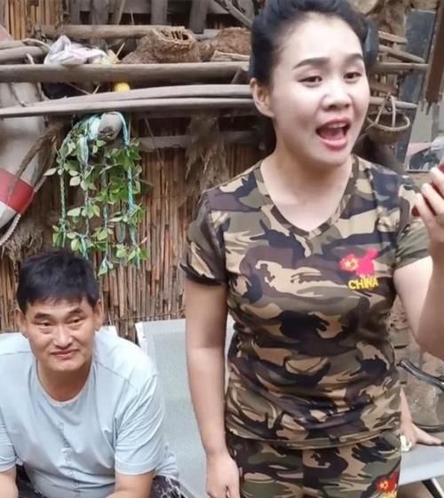 歌手袁庆参加大衣哥儿子婚礼，现场献唱，遭网友吐槽：她来干嘛？