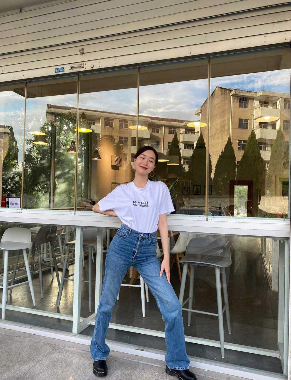 什么衣服都难不倒李冰冰，穿牛仔服套装，内搭背心像塑身衣