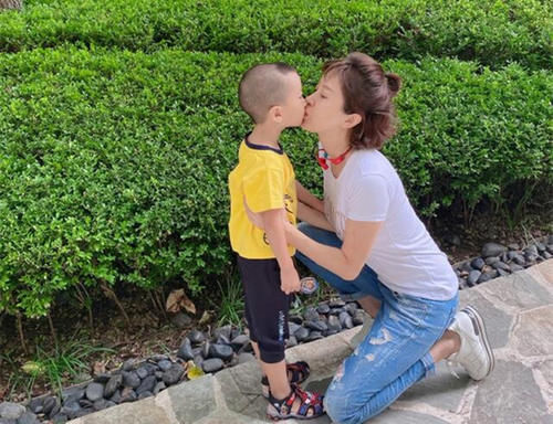 金巧巧嘴对嘴吻儿子惹争议，身家45亿老公为她甩发妻？手段太高明