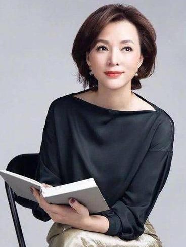 低调央视夫妻主持，结婚16年仍甜蜜恩爱，今儿女双全惹人羡