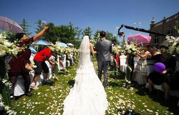 爸妈要聘礼婆婆一分不出，我却坚持嫁人，回娘家时婆婆给我60万