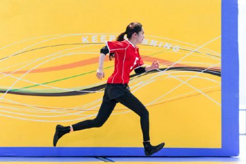 杨幂一身红色运动装现身足球场,踢足球、竞赛