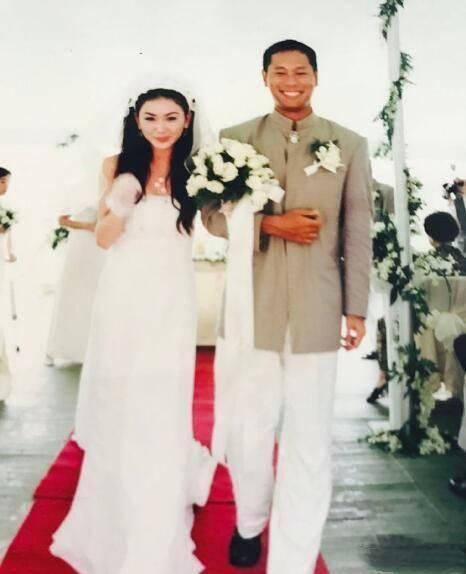54岁温碧霞晒照向老公示爱，20年前的金童玉女，再同框时像父女
