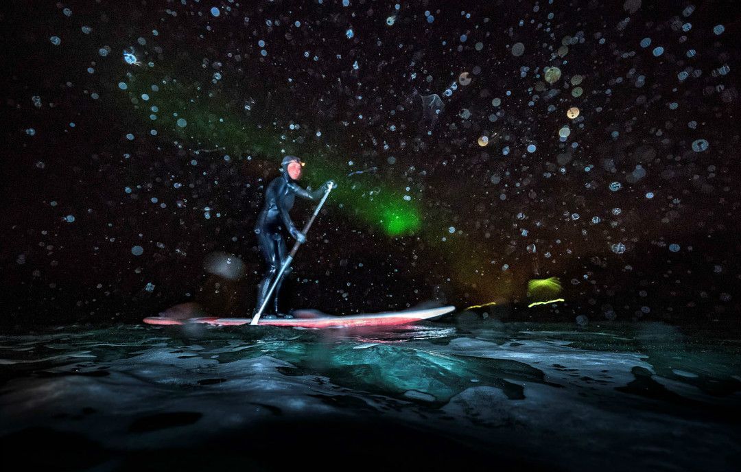 在白雪中伴着极光闪烁冲个浪，是种怎样的新奇体验？