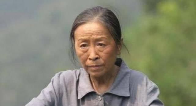 “丑娘”张少华变“时尚大妈”,戴耳环穿裙子涂口红,气场全开! 兴发娱乐官xf881