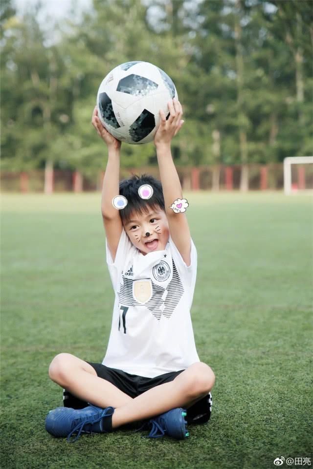 田亮晒森碟近照为德国队加油,森碟大长腿太抢