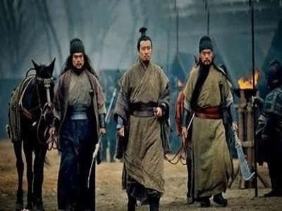 都说曹操奸诈,刘备仁厚,真是这样吗?两句名言就看出人性了