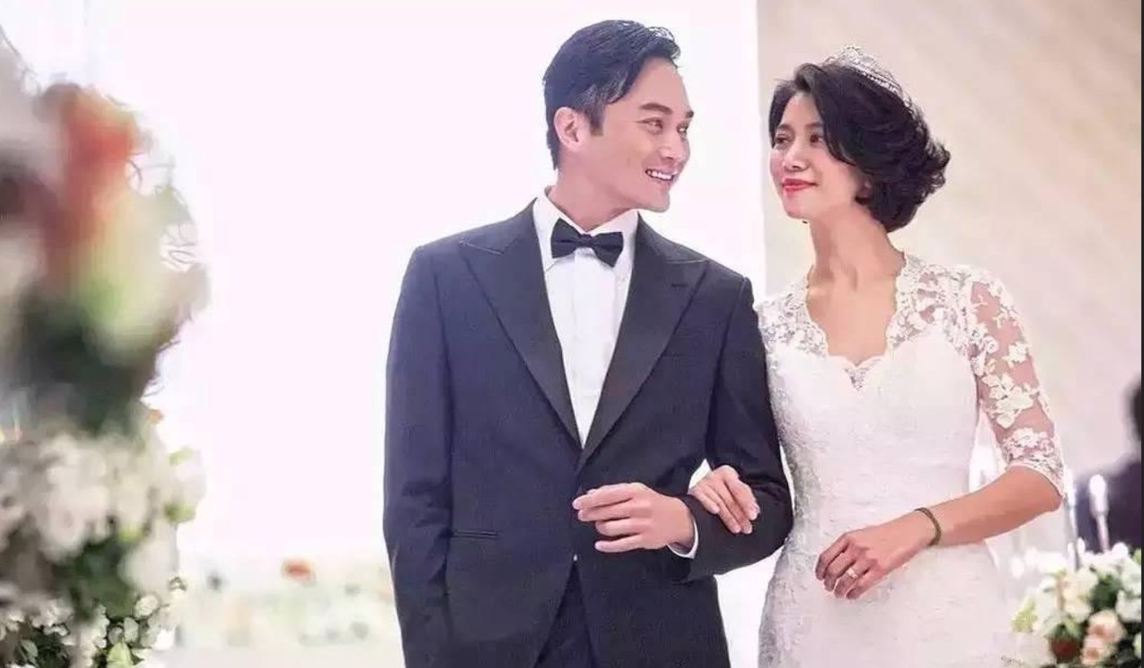 张智霖机场被老婆吼得没脾气,终于明白袁咏仪