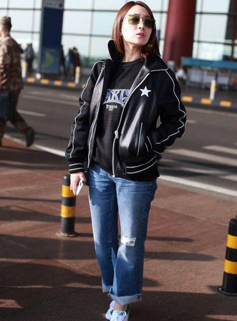 马苏穿牛仔裤露脚踝不怕冷,惨被包包抢镜,网友