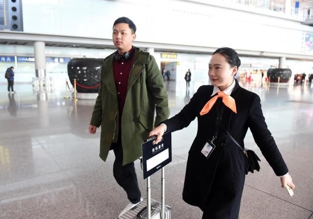 谁是最后送你回家的人?滴滴接机员姑娘们进入一年中最忙碌的时刻