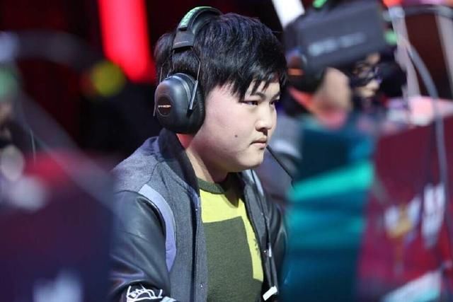 多行不E必自闭,Uzi韩服狂练亚索,难求一胜,战绩