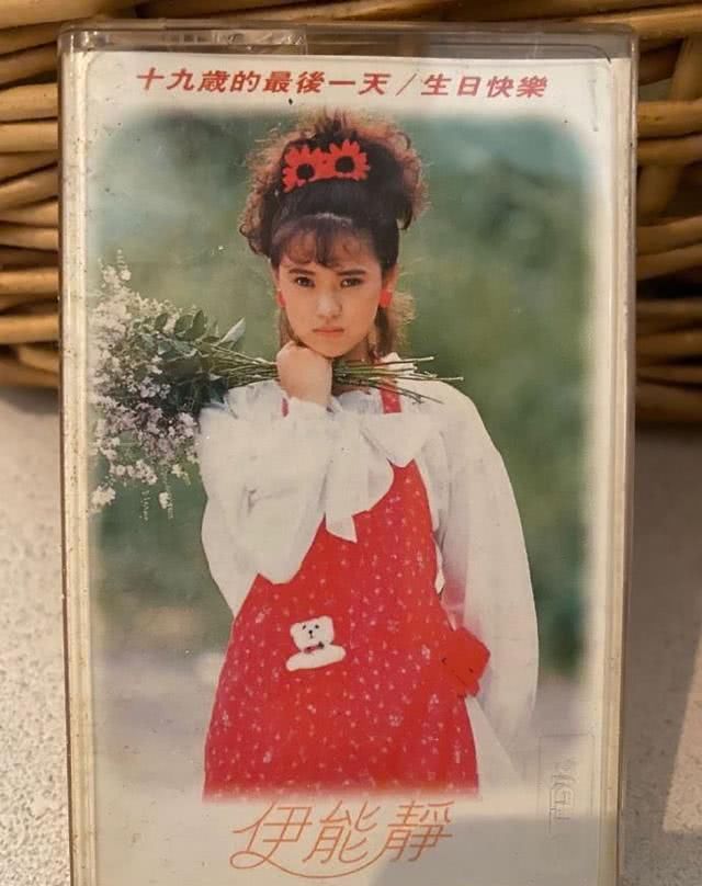 看了19岁伊能静的颜值，再看52岁的她后，不打针的脸过于真实