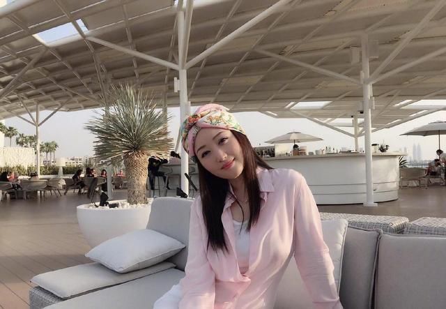 杨钰莹粉色衬衫搭花式头巾，48岁青春依然靓美，少女心元气满满