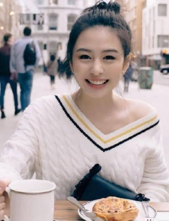 邱淑贞女儿越来越美,晚会造型港味十足,与妈妈如同复制粘贴