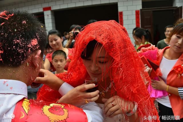 老人捡回丑陋的弃婴，20年后弃婴却成全村最美的新娘，老人红了眼