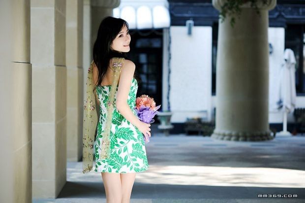 旅途中遇到的手捧花朵的女孩