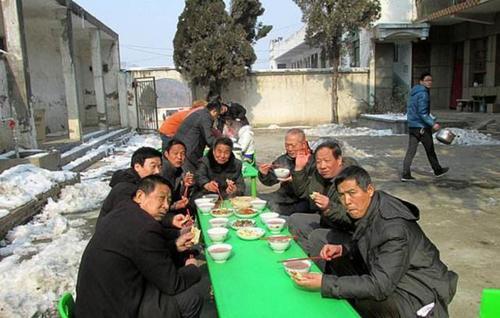 贫困生人均年收入_日本人均年收入