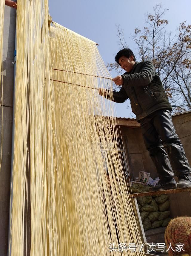 天水黄家庄家家挂挂面，成为腊月农村一道美丽风景