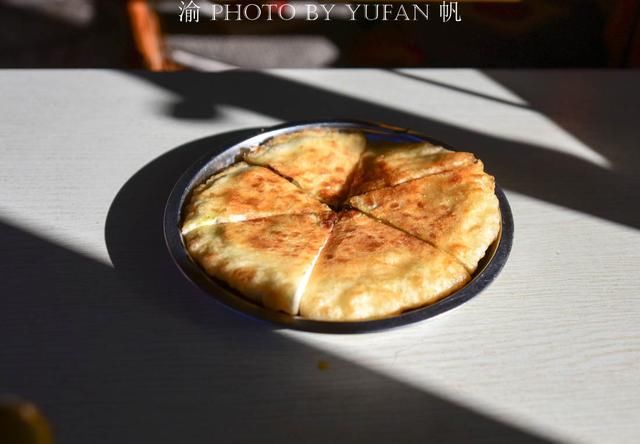 丽江束河古镇15元的早餐，一碗米线一个纳西粑粑，还算合理吧？
