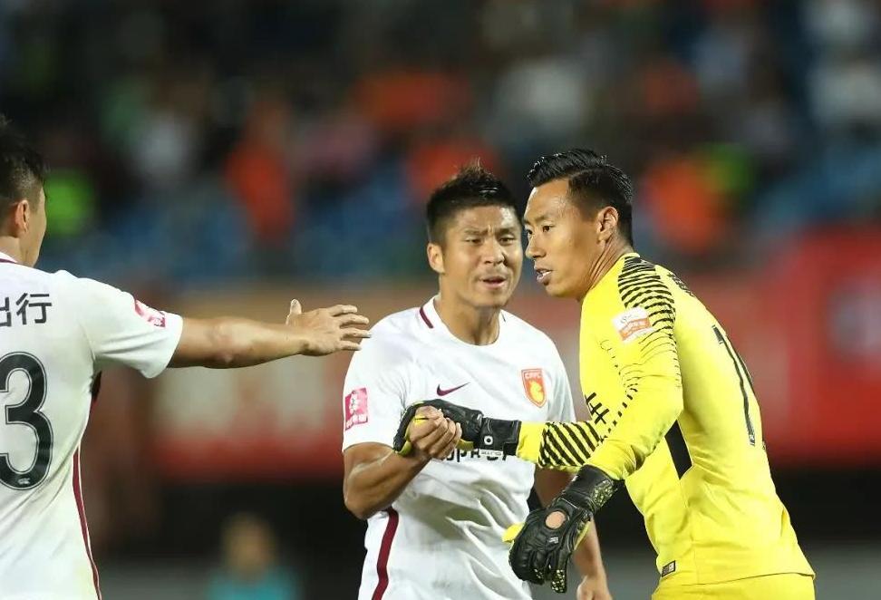 房企冬歇 中超去火 传闻中的四顶帽子能为高成