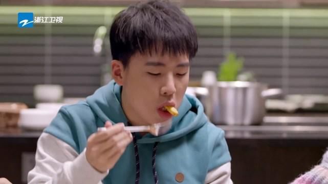 郭麒麟请佟丽娅吃饭,谁注意到桌上的菜?这才是明星的真实消费