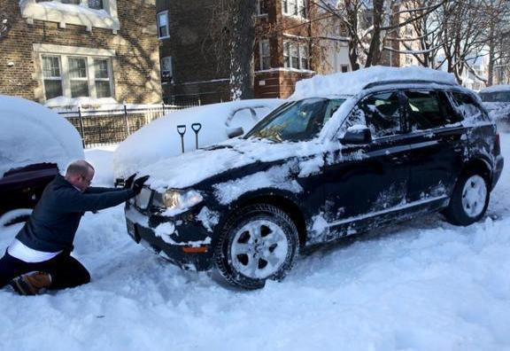 汽车在外面停一晚上,第二天启动时怠速高,修车