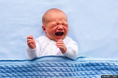 1岁孩子总哭闹,宝妈嫌烦戴耳机,奶奶解开衣服