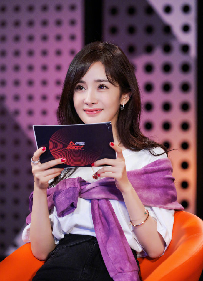 杨幂在高清近镜头皮肤细腻像一个剥开的鸡蛋,