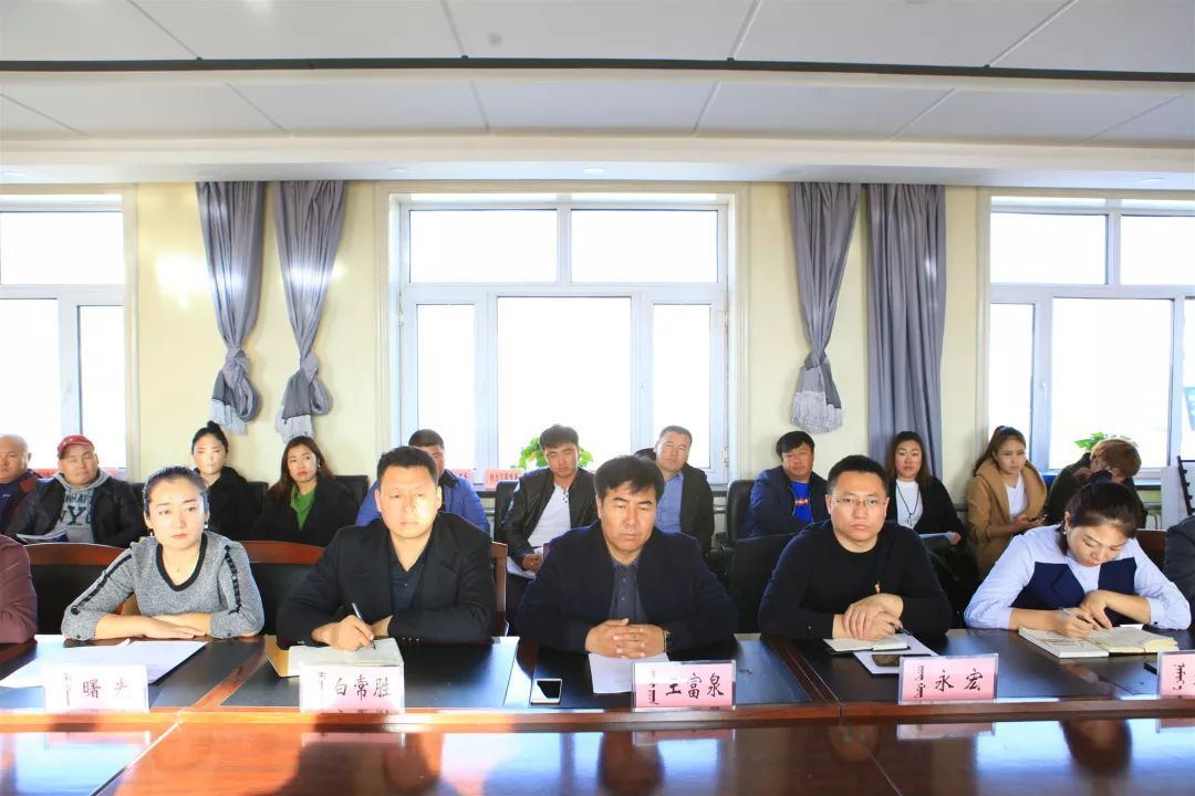 新右旗人民检察院开展送法送医疗下乡活动