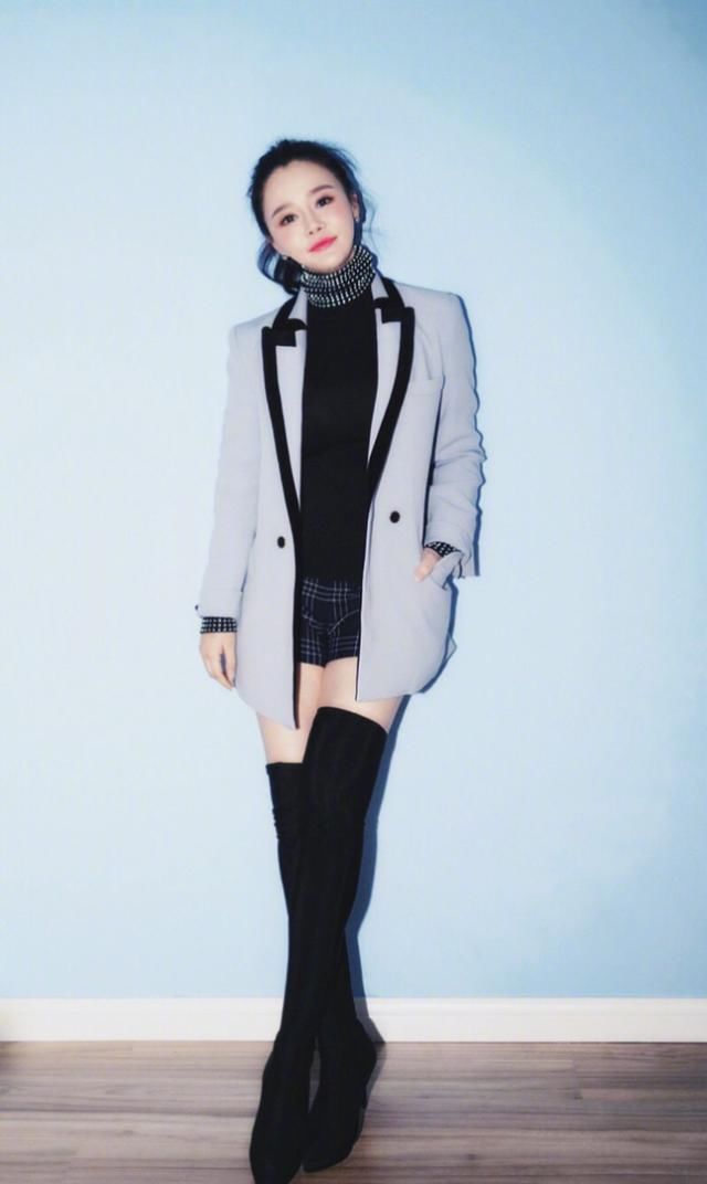 冉莹颖与老公机场秀恩爱,穿红色皮衣摩登霸气