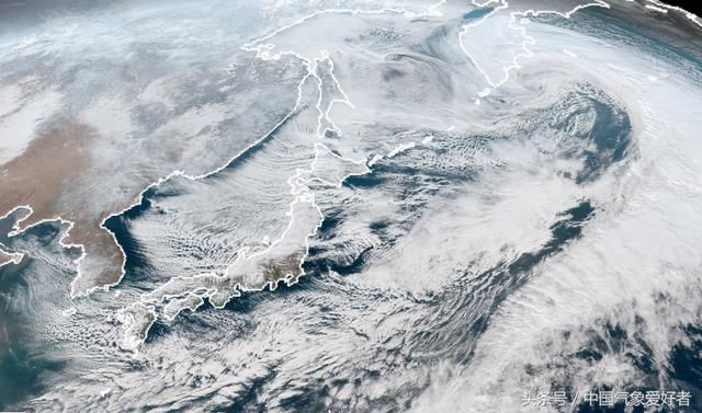 历史首次！日本暴风雪肆虐积雪高达4.3米！路边堆起壮观雪墙