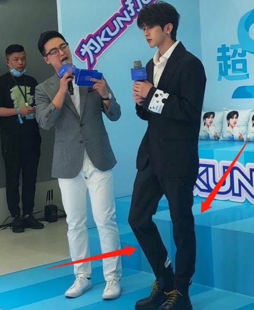 蔡徐坤参加品牌活动，没有了精修PS，这生图莫不是蔡不修？