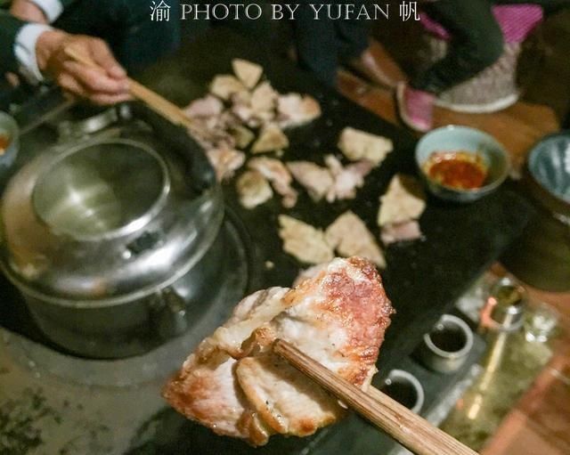 在云南感受中国最纯朴的民间待客,围着炉子烤火聊天,吃肉喝酒