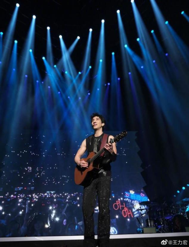 粉丝演唱会求婚,王力宏变身\\\吃瓜群众\\\!