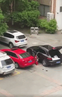 杭州下沙某高校内,男子驾保时捷碾压女友!警方