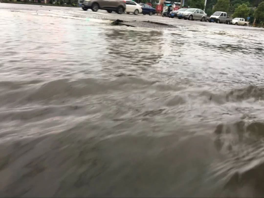 夜间降雨，清水江涨水，凯里岑巩个别街面被淹！