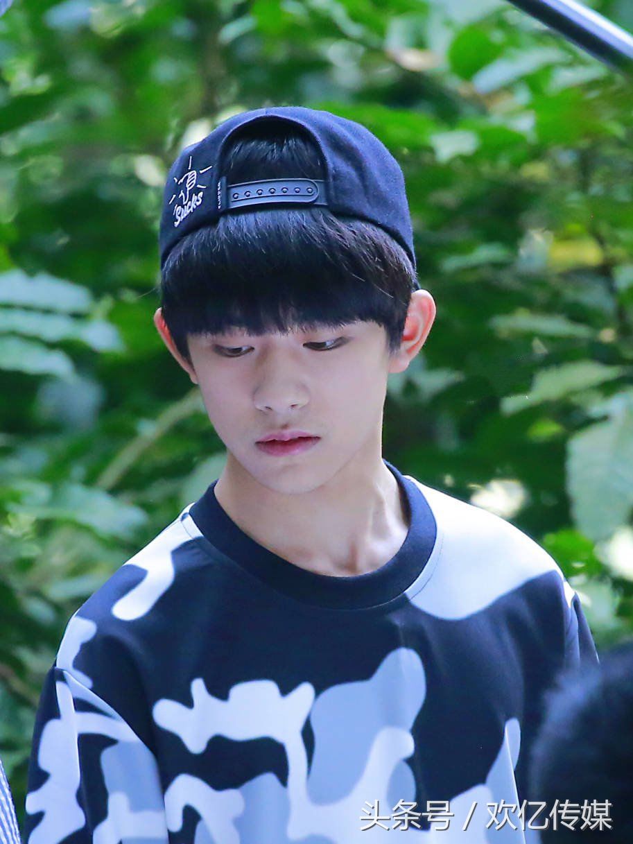 易烊千玺相片 易烊千玺图片 易烊千玺手机壁纸