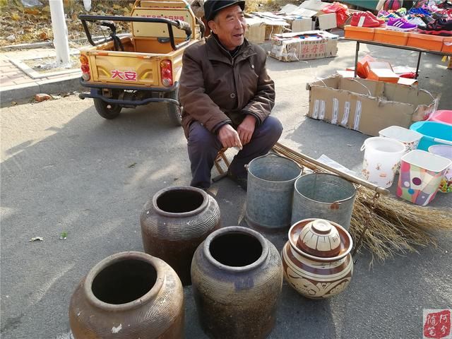 农村赶大集，农民大爷亏本卖坛子和水筲，咋回事？