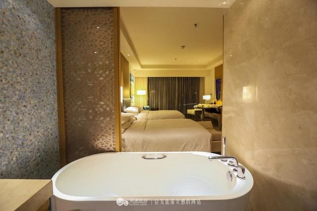 三亚山海天万豪，走出酒店便是海