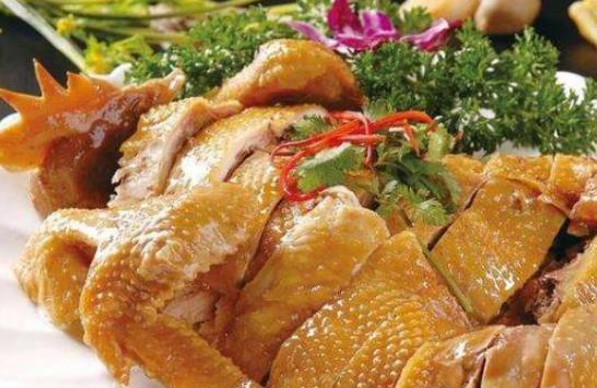 迫于生计,他们自己开店卖烧鸡,年收入高达10万