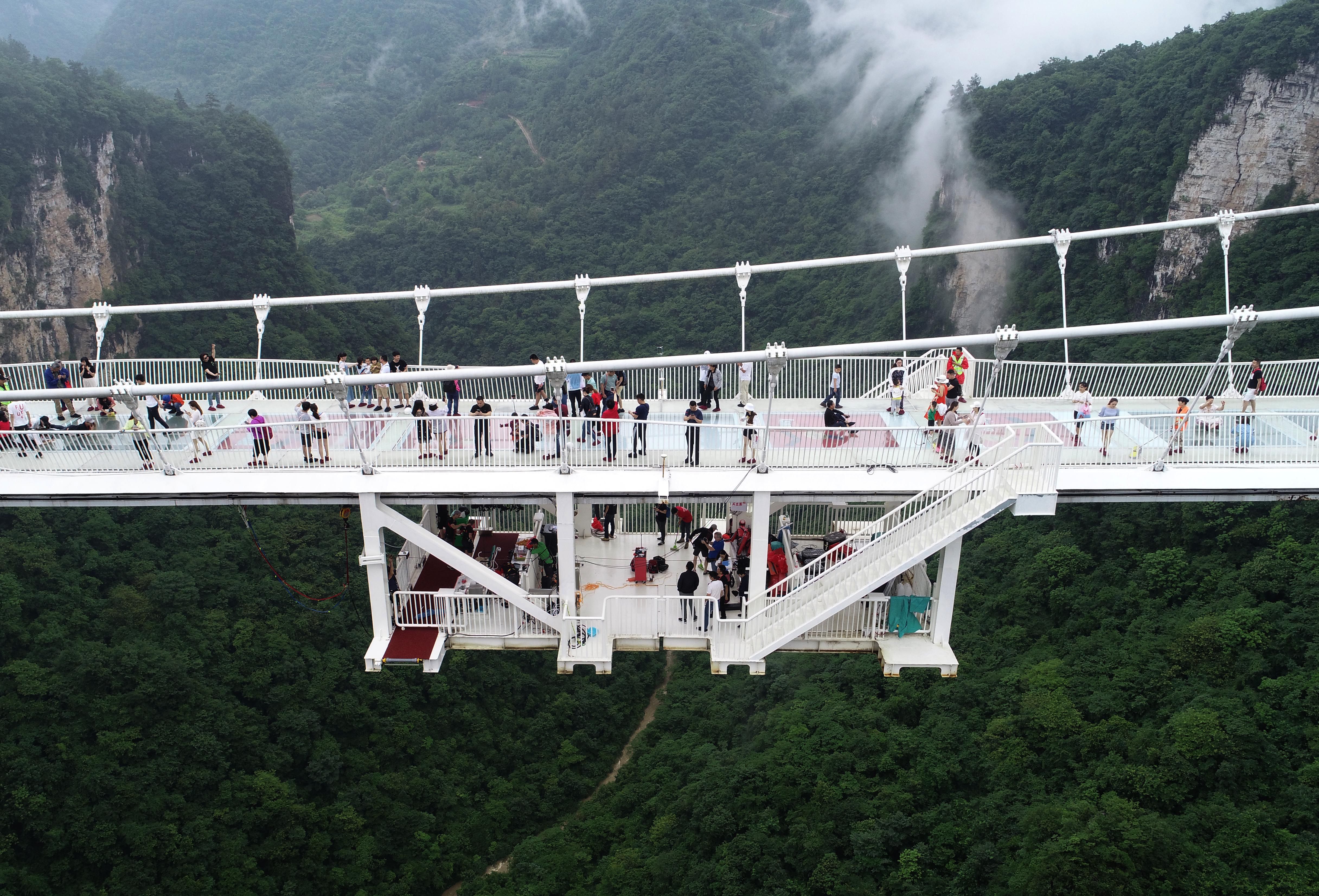 张家界:世界蹦极高手大峡谷玻璃桥挑战花式蹦极