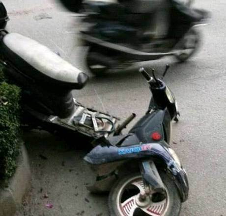 搞笑图片幽默段子笑话:可怜的电瓶车啊,你是遭