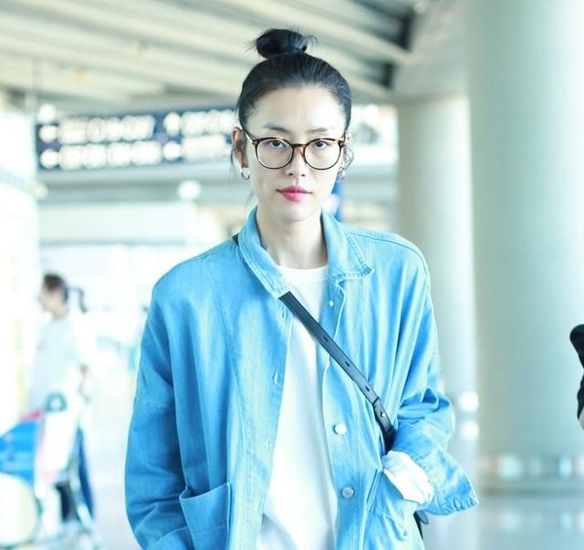 清爽的衬衫搭配减龄的丸子头 刘雯的初秋穿搭
