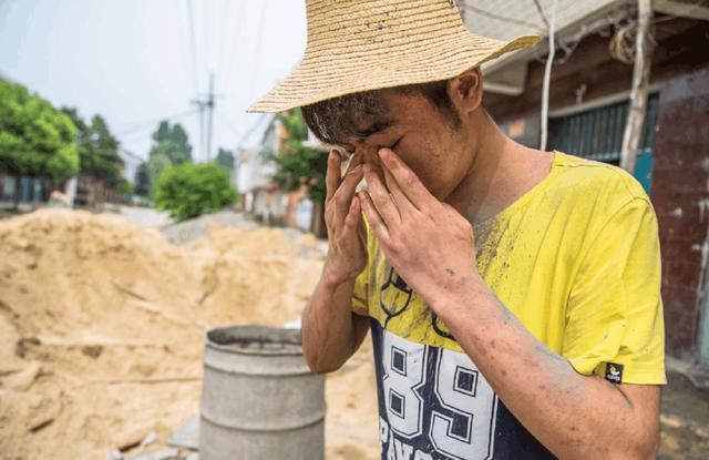 弟弟供我上大学，他结婚彩礼不够，我想取钱给他，输入密码愣住了