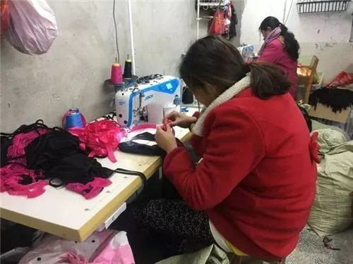 靠小镇视频一年赚10亿!中国情趣内衣情趣,承包大妈透明农村内衣秀百度图片