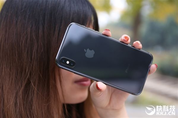 苹果试用半月掉漆:iPhone X金属中框黑色镀膜