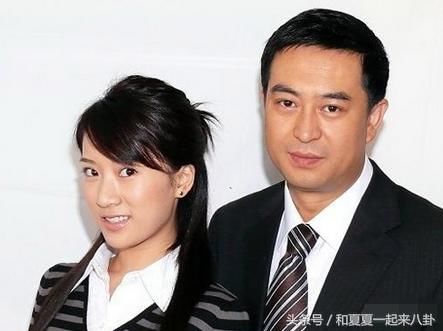 47岁张嘉译坐飞机被偶遇,网友:真人和照片上差距也太大了!