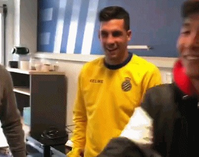 武磊登上西班牙人官推封面,见到队友弯腰握手